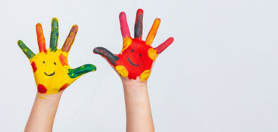 mains peintes d'un enfant