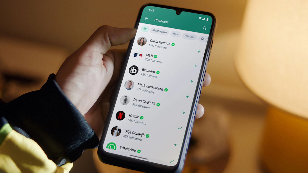 Des chaînes WhatsApp sont affichées sur un smartphone.