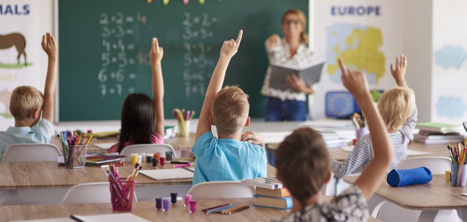 Aufnahme eines Klassenraumes, in dem Unterricht stattfindet