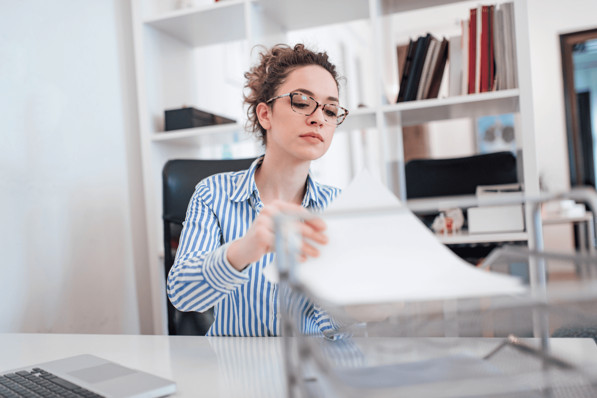Frau bei der Büroarbeit