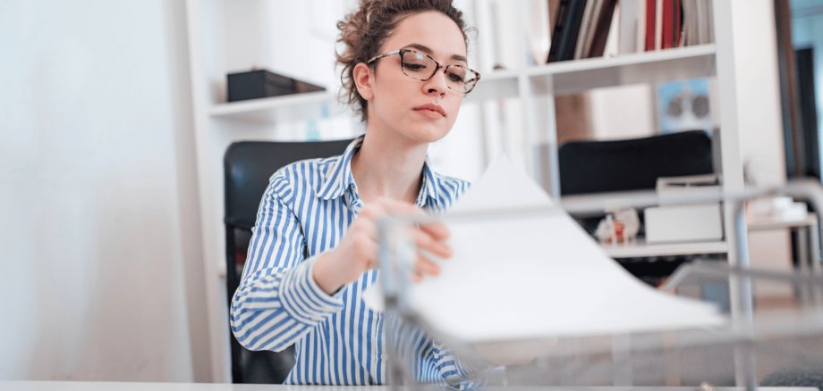Frau bei der Büroarbeit